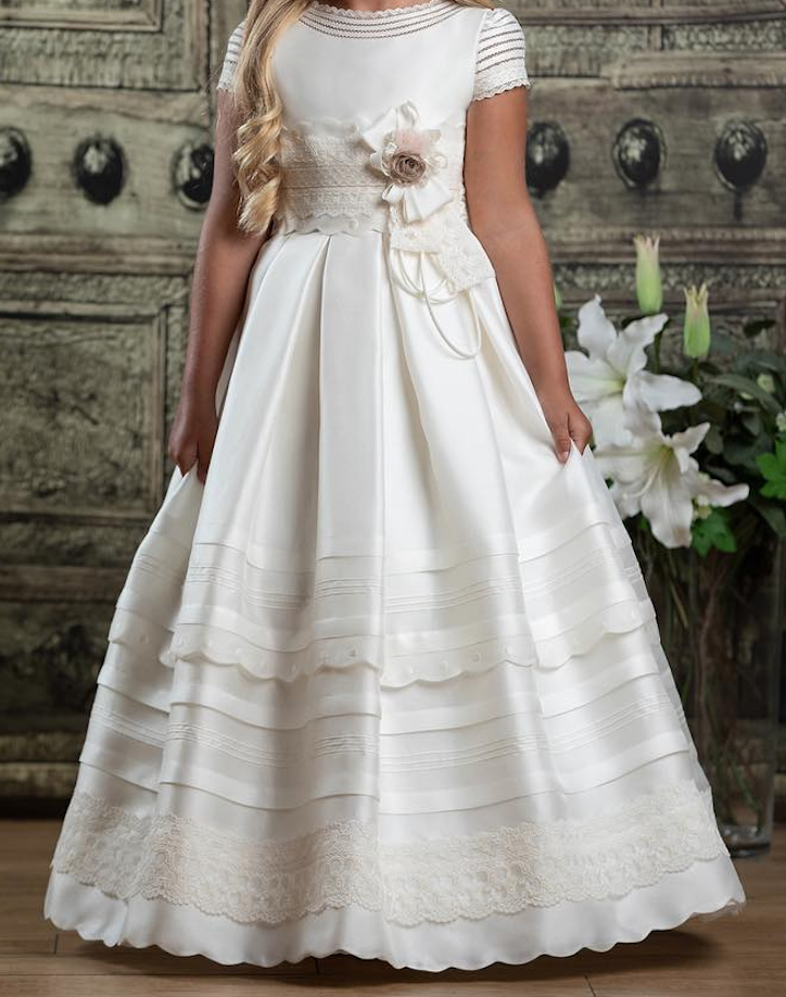 Vestido de comunión de tablas en tejidos rústicos